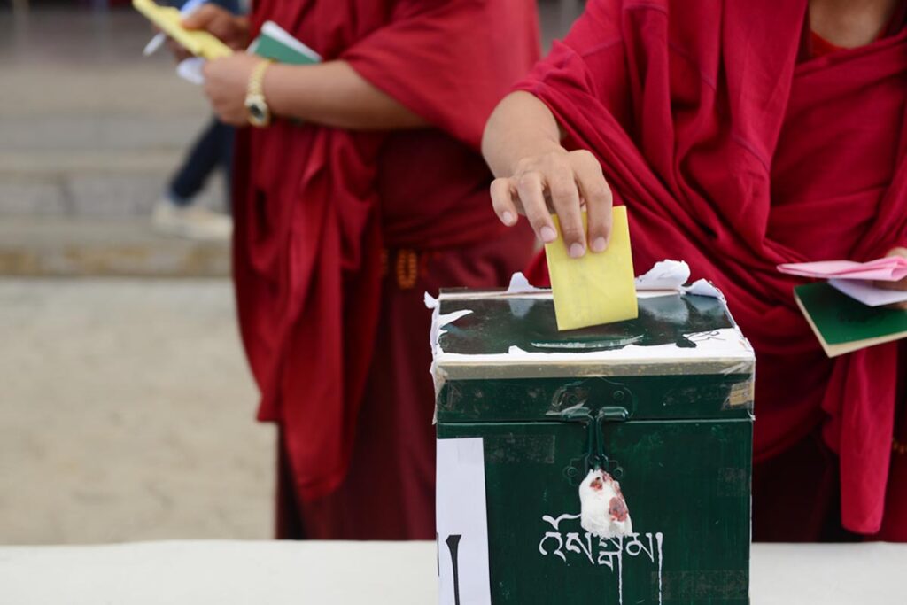 A Tibetan monk casts his vote during the 2016 Tibetan General election (Photo courtesy Tibet Sun)