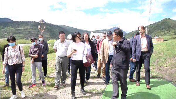 A group diplomats from 10 countries being taken on a trip to a Tibetan area in Sichuan (Photo- ICT)