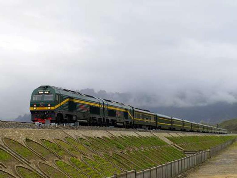 A train along the Golmud-Lhasa line in Tibet (Photo courtest railwaygazette)