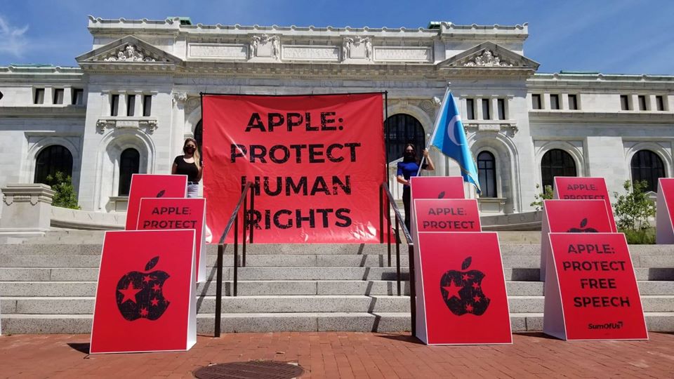 Activist groups protest outside Apple store in Washington DC on Friday (Photo- SFT)