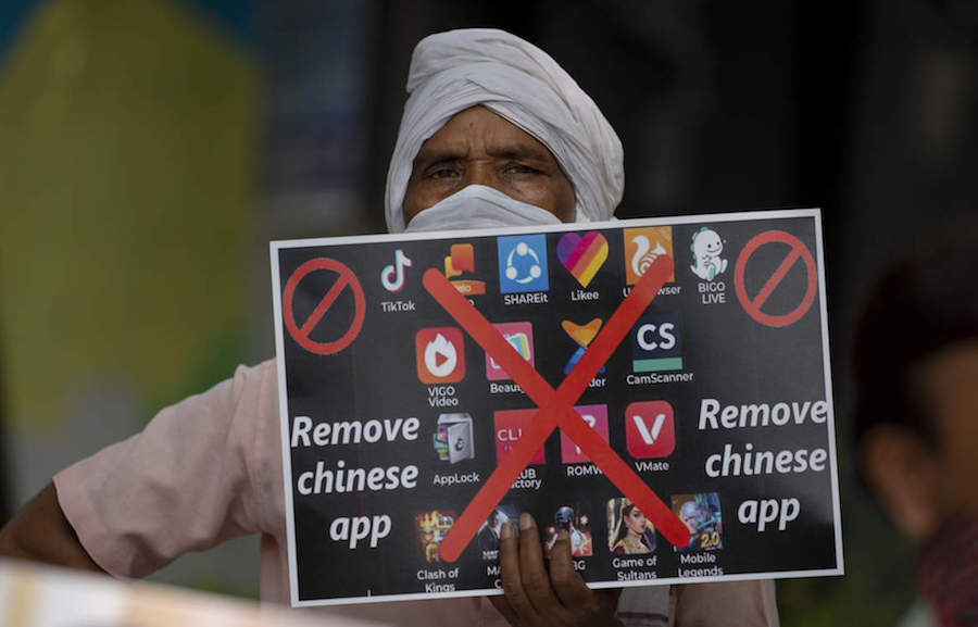 An Indian man holds a placard urging ban on Chinese apps (The Economic Times)