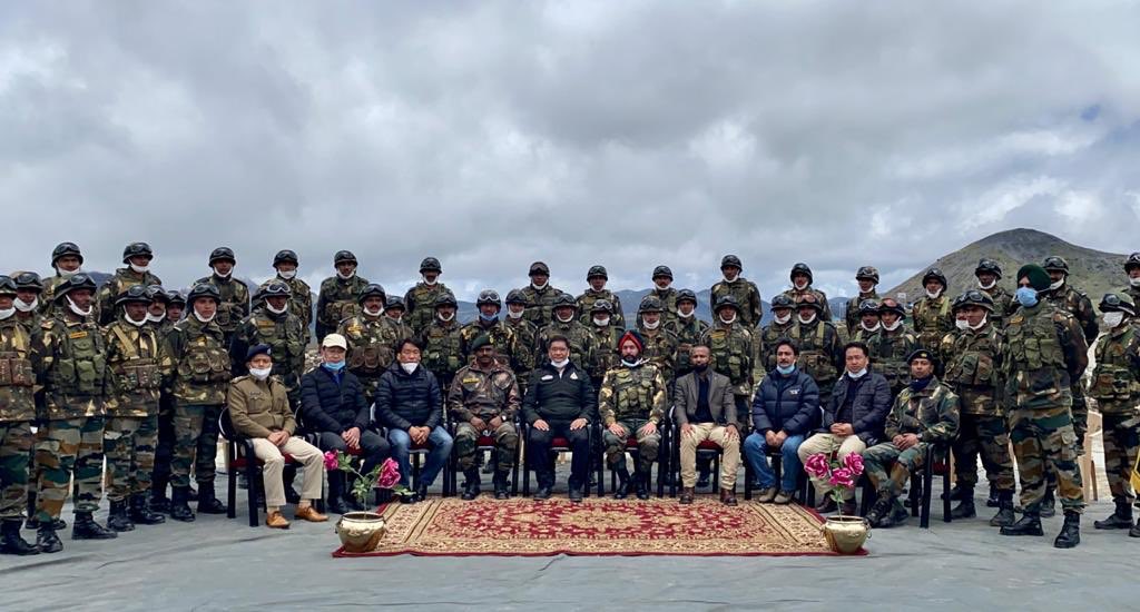 Arunachal CM Dorjee Khandu with Indian Army ranks at Bumla Post bordering Tibet (Photo courtesy twitter)