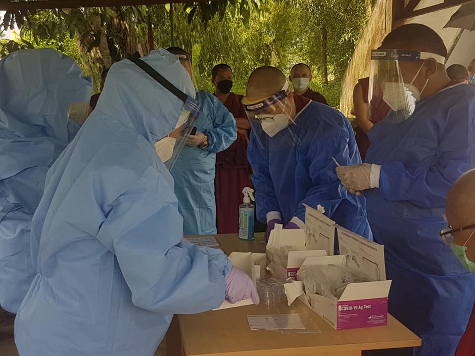 DTR Hospital staffs administering a Rapid Antigen Test (Covid-19) to monks. (DTR hospital facebook)