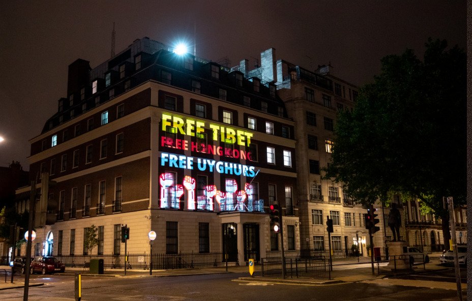 Messages projected on the walls of the Chinese embassy in London on July 10 (Photo- Free Tibet)