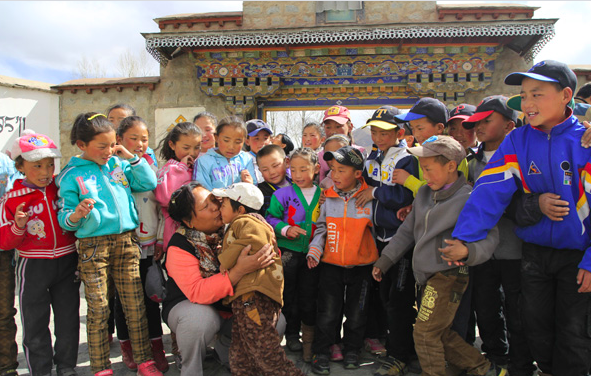 Tendol with her beloved group of children in Tibet