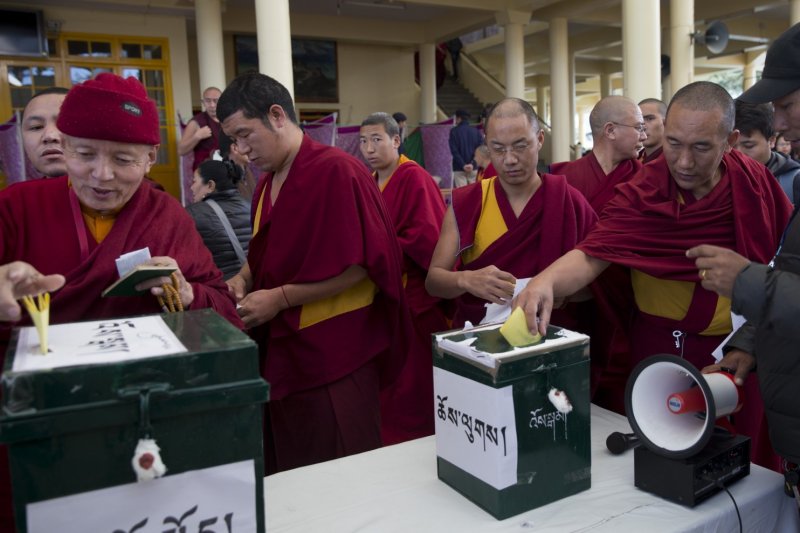 Tibetan monks cast their ballots during the 2016 Tibetan general elections in Dharamshala (Asianews)