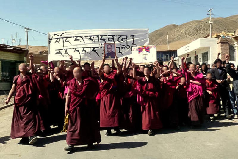 Monks in Tibet lead a forbidden rally for the return of Dalai Lama (Photo CTA)