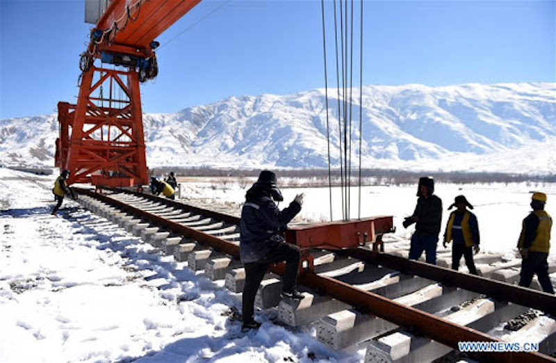 Workers along the Sichaun-Tibet railway line (People's Daily Online)