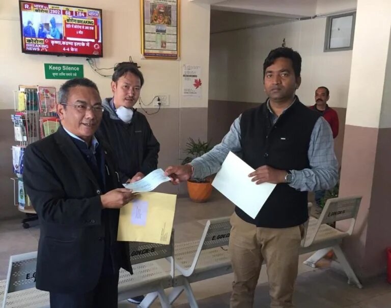 Kangra DC Rakesh Kumar Prajapati receives the letter and cheque form DIIR Secretary Tsewang Gyalpo Arya (tibet.net)