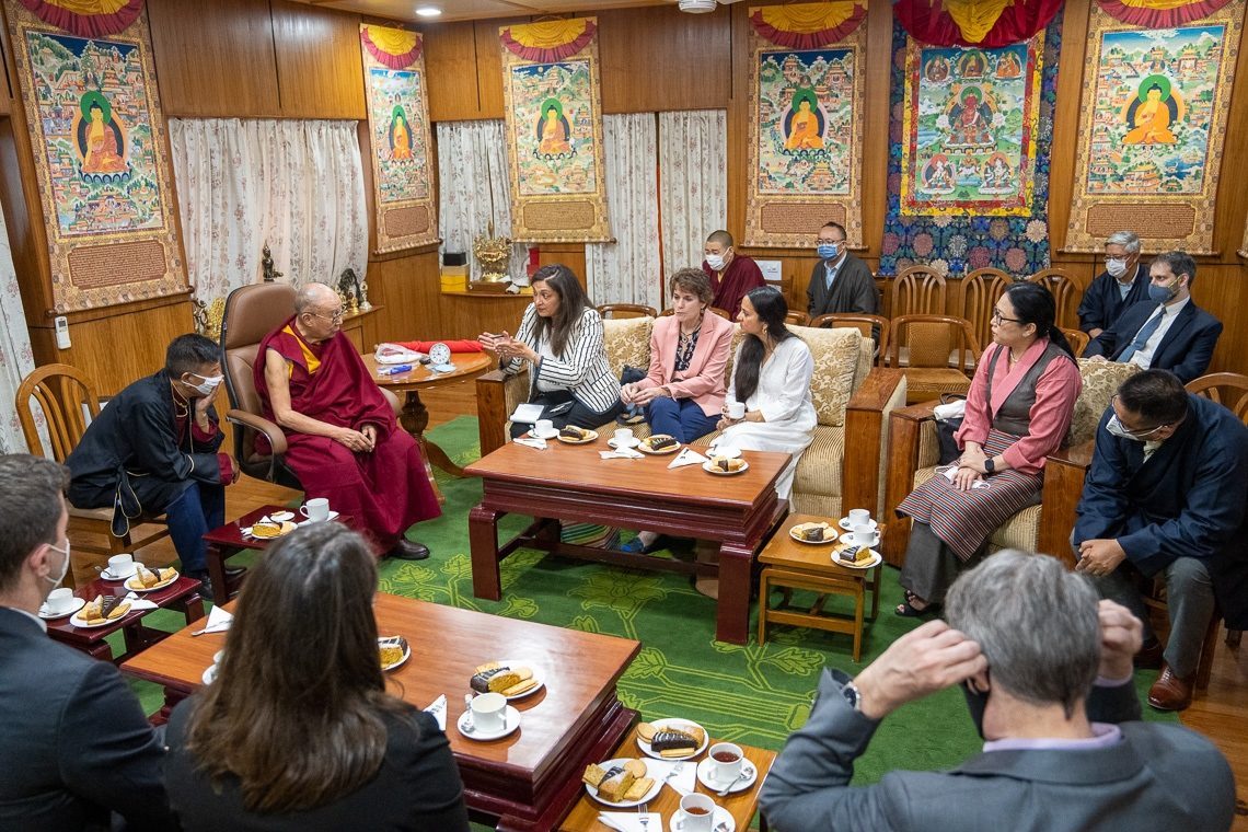 Il coordinatore speciale degli Stati Uniti Uzra Zeya e altri delegati durante l'udienza con SS il Dalai Lama nella residenza di quest'ultimo a Dharamshala giovedì PhotoOHHDL Il coordinatore speciale degli Stati Uniti visita Dharamshala e incontra il leader spirituale tibetano Dalai Lama